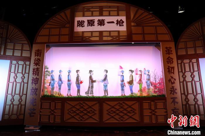 圖為甘肅新創(chuàng)紅色題材皮影戲《隴原第一槍》在蘭州市上演。(資料圖) 甘肅省文化和旅游廳供圖