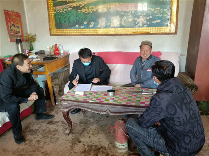 1672306184843281.jpg 山丹縣紀檢監(jiān)察干部入戶了解水費收繳情況.jpg