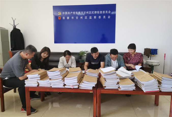 1672306213621256.jpg 甘州區(qū)紀檢監(jiān)察干部會同財政、審計工作人員開展玉米制種款管理使用清查工作.jpg