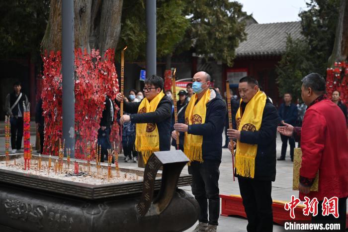 在甘肅天水市伏羲廟內(nèi)，參祭者雙手持香，祭拜人文始祖伏羲?！±顏嘄?攝