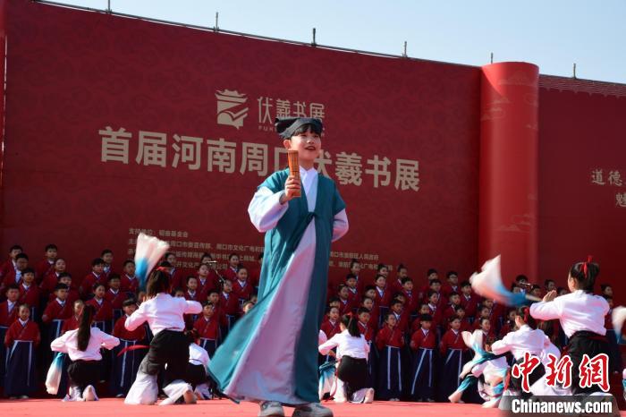 圖為學(xué)生們在開幕式上誦讀經(jīng)典?！×赫赵?攝