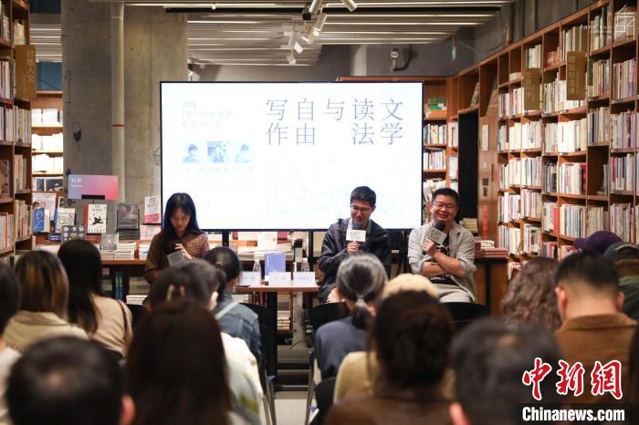 《至少還有文學(xué)》推出：在今天，我們?yōu)槭裁催€需要文學(xué)？