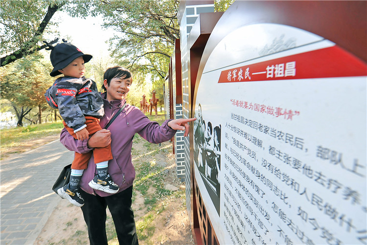 嘉峪關市紀委監(jiān)委通過實施“政治鑄廉、教育促廉、文化育廉、陣地助廉、監(jiān)督固廉”等“五廉”行動，深入推進新時代廉潔文化建設。圖為市民在迎賓湖絲路廉潔文化主題公園“勤廉楷模墻”接受廉潔文化教育。.jpg