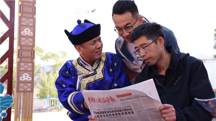 2023年6月8日，甘肅省張掖市肅南裕固族自治縣紅灣寺鎮(zhèn)紀委工作人員在一小區(qū)廉政文化主題廣場與社區(qū)居民拉家常，宣傳廉潔知識，共話廉潔文化.jpg