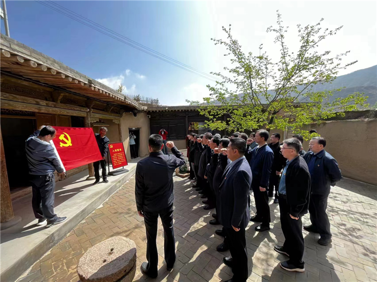 圖為臨夏州紀委監(jiān)委組織黨員干部在東鄉(xiāng)縣布塄溝黨史教育基地開展革命教育活動，賡續(xù)紅色血脈、汲取奮進力量、激發(fā)干事熱情。.png