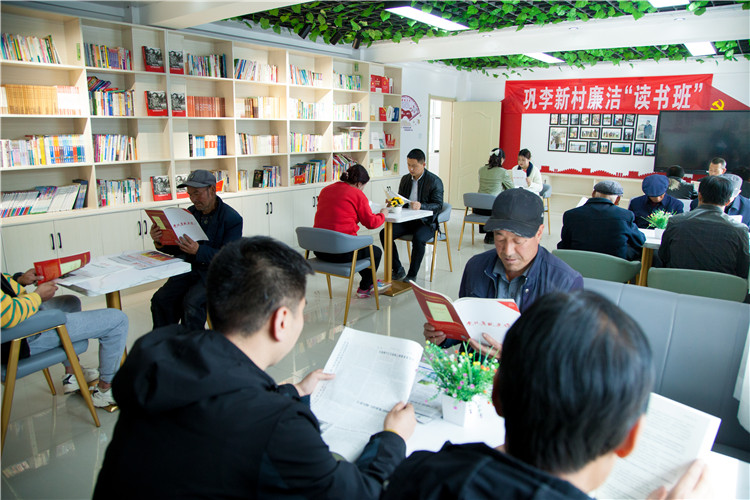 隴南市禮縣開展廉潔書籍進農(nóng)家書屋活動，圖為羅壩鎮(zhèn)鞏李新村舉辦的“廉潔讀書班”。.jpg