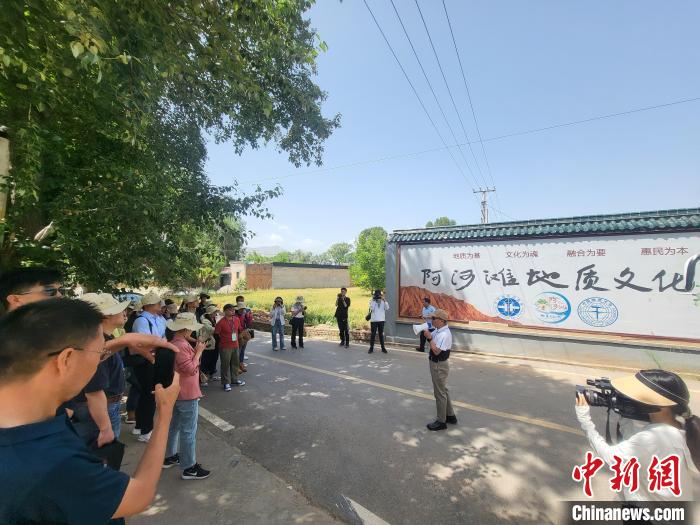 圖為中國地質大學(北京)教授張緒教介紹村落情況?！『衍?攝
