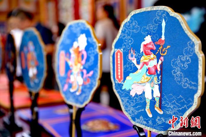圖為唐卡延伸產(chǎn)品。　薛蒂 攝