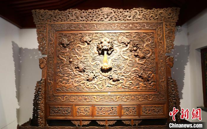 圖為青海永錄民俗博物館內(nèi)珍藏的中式家具?！⊙Φ?攝
