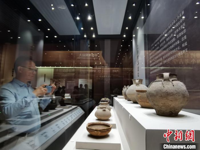 圖為河湟文化博物館展陳的陶器。　張?zhí)砀?攝