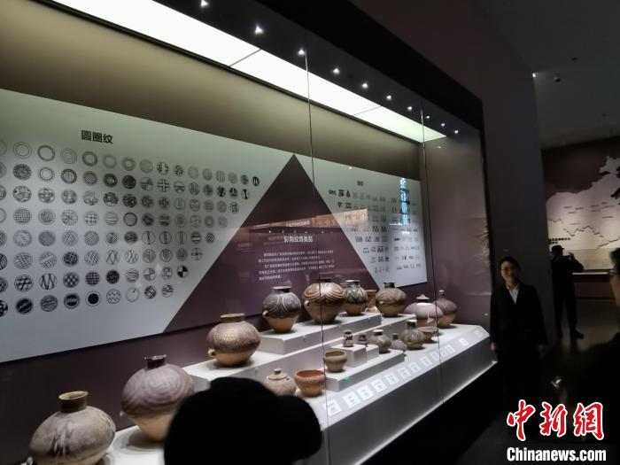 圖為河湟文化博物館展示的當(dāng)?shù)爻鐾敛侍盏募y飾類別。　張?zhí)砀?攝