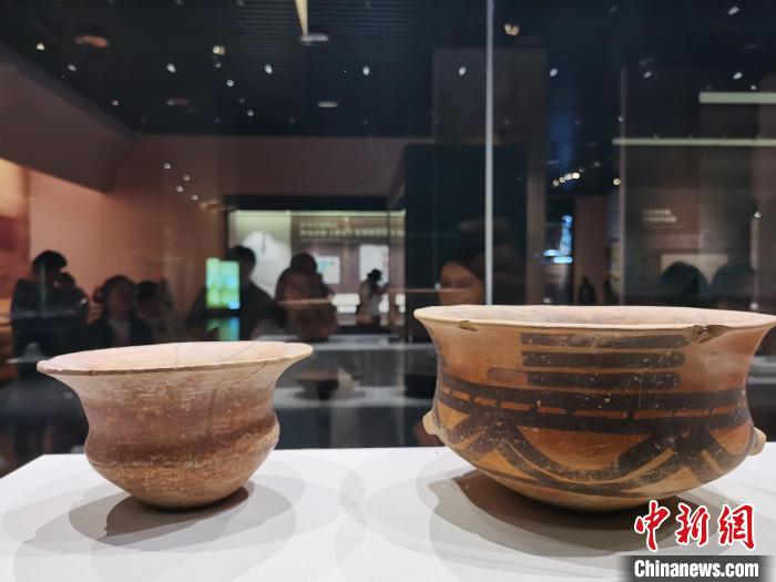 圖為河湟文化博物館展陳的陶器?！?zhí)砀?攝