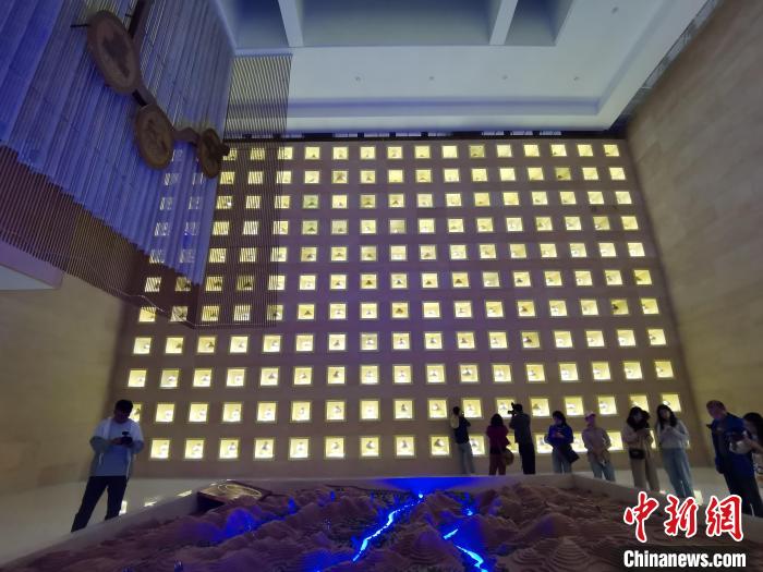 圖為河湟文化博物館序廳的左右彩陶墻放置的374件彩陶。　張?zhí)砀?攝