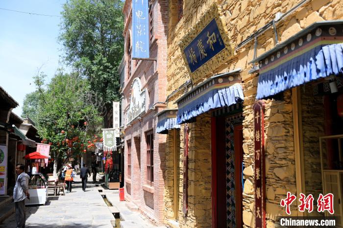 圖為平安驛·河湟民俗文化體驗(yàn)地的門店?！⊙Φ?攝