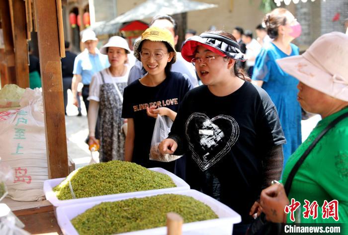 圖為民眾購買青海特色小吃?！⊙Φ?攝