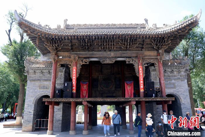 圖為平安驛·河湟民俗文化體驗(yàn)地的戲樓?！⊙Φ?攝