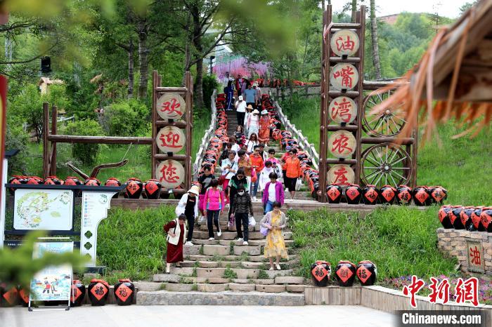 圖為油嘴灣生態(tài)文化景區(qū)的游客?！⊙Φ?攝