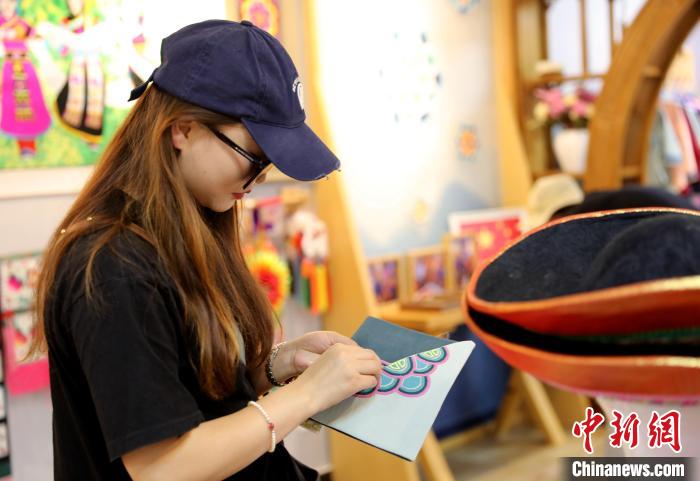 圖為民眾體驗(yàn)國(guó)家級(jí)非遺項(xiàng)目盤(pán)繡技藝?！⊙Φ?攝