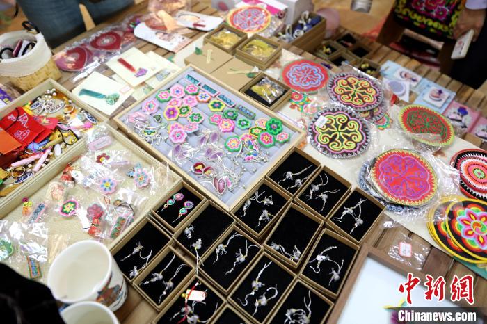 圖為盤(pán)繡作品?！⊙Φ?攝