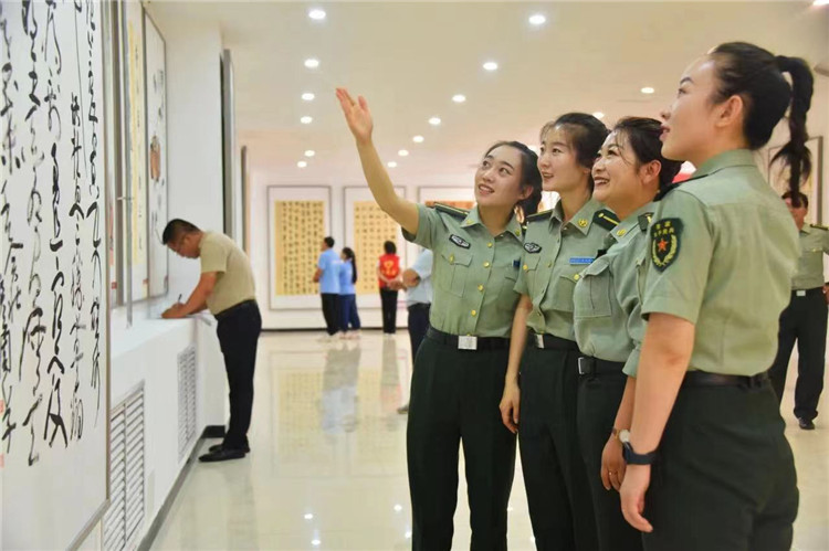 觀眾在南梁革命紀(jì)念館參觀甘肅省廉潔文化美術(shù)、書法、設(shè)計(jì)作品展.jpg