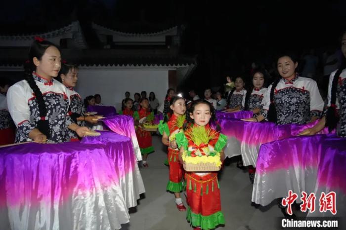 甘肅省西和縣姜席鎮(zhèn)晚霞湖畔，當(dāng)?shù)孛耖g舉行盛大的乞巧儀式。魏朵朵 攝
