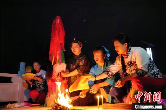 持續(xù)七天八夜的乞巧節(jié)正在西漢水上游的甘肅省西和縣進(jìn)行。西和縣姜席鎮(zhèn)晚霞湖畔，民眾“巧頭”點(diǎn)蠟、炷香、焚裱紙、跪拜，準(zhǔn)備將“巧娘娘”請(qǐng)進(jìn)院。魏朵朵 攝