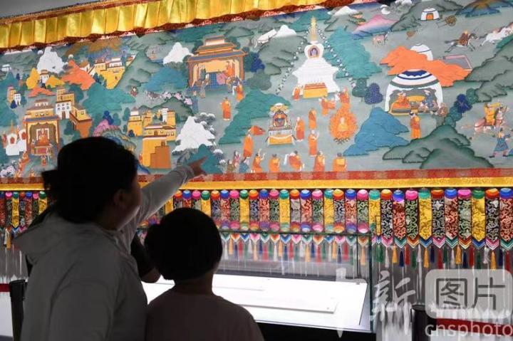 圖為觀眾觀看唐卡《涼州會盟》。 中新社記者 戴文昌 攝