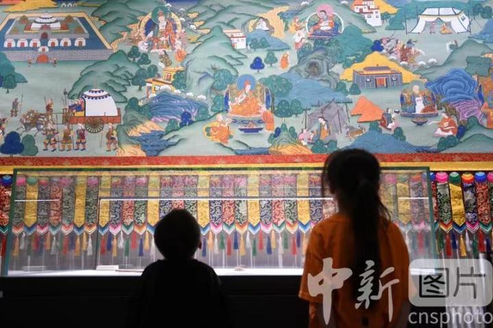 圖為觀眾參觀唐卡《涼州會盟》。 中新社記者 戴文昌 攝