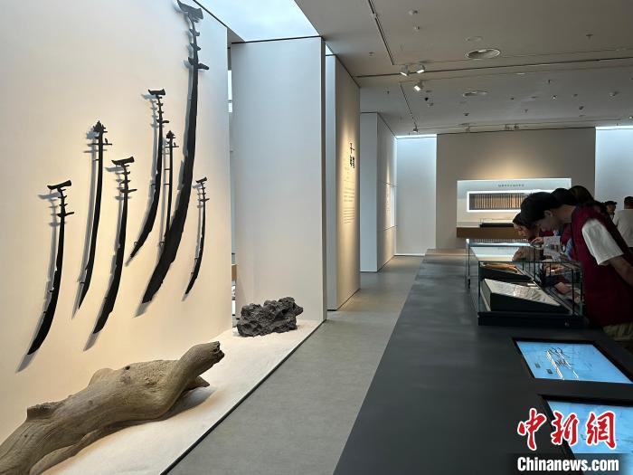 圖為觀眾在甘肅簡牘博物館參觀。中新社記者 戴文昌 攝
