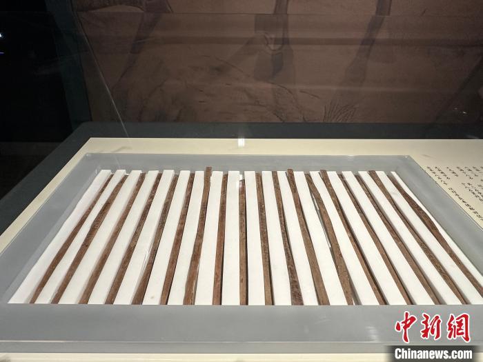 圖為甘肅簡牘博物館展陳的漢簡。中新社記者 戴文昌 攝