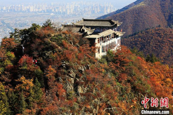 深秋，位于蘭州市榆中縣的興隆山，漫山遍野成五彩顏色。張?zhí)鞂?攝