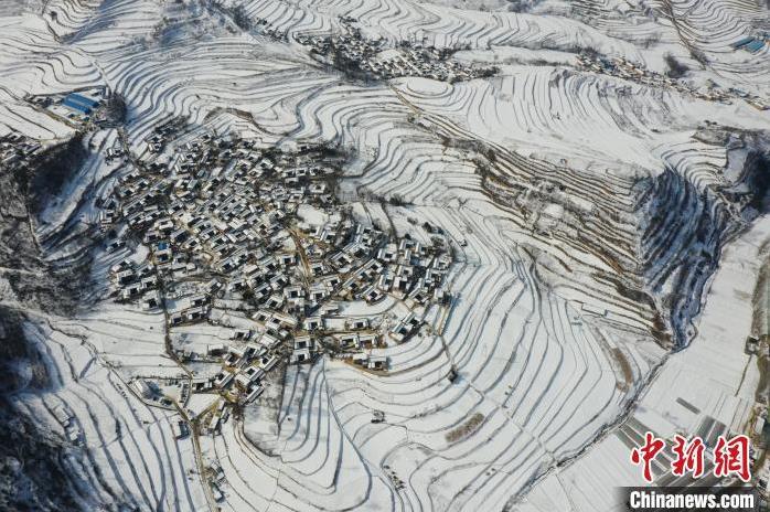 圖為航拍甘肅隴南市西和縣的“雪后鄉(xiāng)村”。(資料圖)張平良 攝