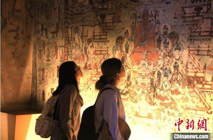 2023年8月27日，游客在甘肅省敦煌市博物館參觀文物展。張曉亮 攝(資料圖)