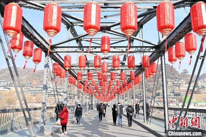 1月30日，裝扮一新的中山橋為即將到來的新春佳節(jié)增添節(jié)日氛圍。九美旦增 攝</p><p>