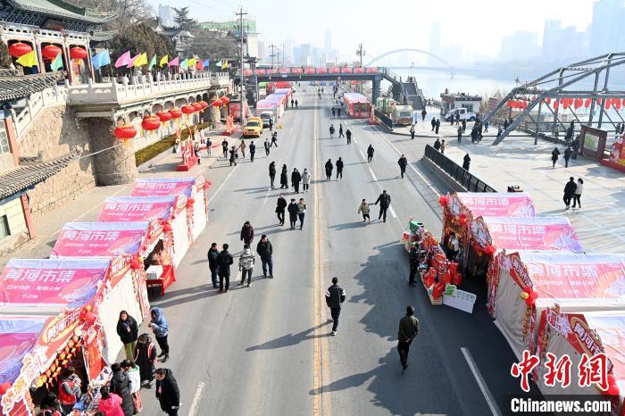 1月30日，蘭州黃河畔的年貨集市吸引顧客選購年貨。九美旦增 攝</p><p>
