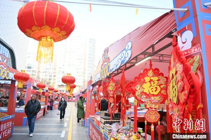 1月30日，蘭州街頭琳瑯滿目的年貨吸引顧客選購。九美旦增 攝</p><p>