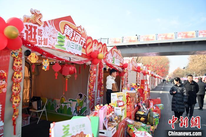 1月30日，蘭州黃河畔的年貨集市吸引顧客選購年貨。九美旦增 攝</p><p>
