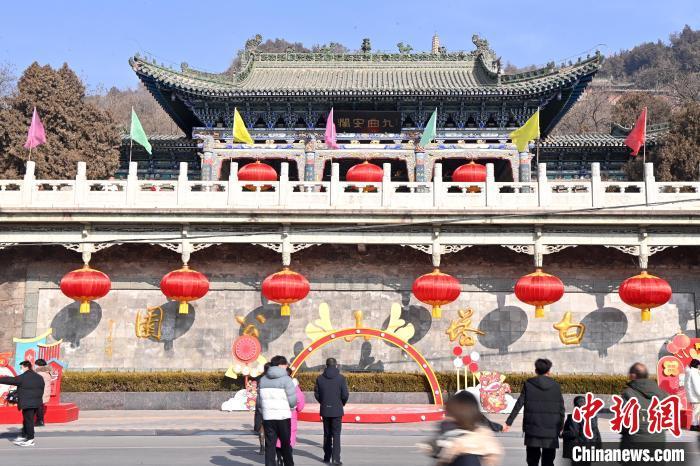 1月30日，裝扮一新的蘭州白塔山公園節(jié)日氛圍濃厚。九美旦增 攝</p><p>
