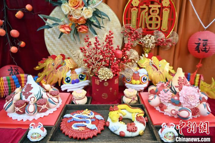 1月25日，春節(jié)臨近，蘭州一花饃店“龍”元素花饃熱銷。圖為展出的“龍”元素花饃。九美旦增 攝