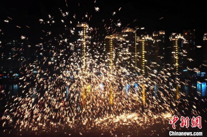 “過年打鐵花”是臨夏州永靖縣的民俗傳統(tǒng)。這項(xiàng)民俗表演，其實(shí)有著硬核技術(shù)作支撐，那就是入選國家級(jí)非遺的“永靖王氏生鐵冶鑄技藝”。侯奇志 攝</p>
<p>