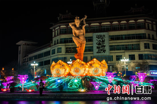 2024年春節(jié)期間，敦煌市中心盤(pán)旋路上的反彈琵琶燈組。王斌銀 攝