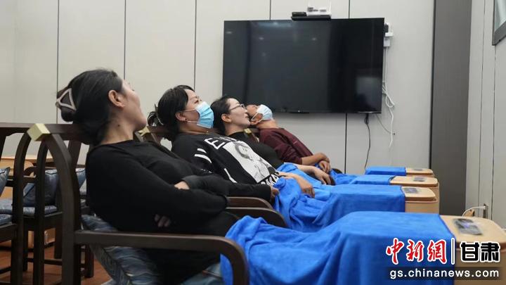 圖為當(dāng)?shù)鼐用耋w驗(yàn)藏醫(yī)院診療。卓瑪草 攝