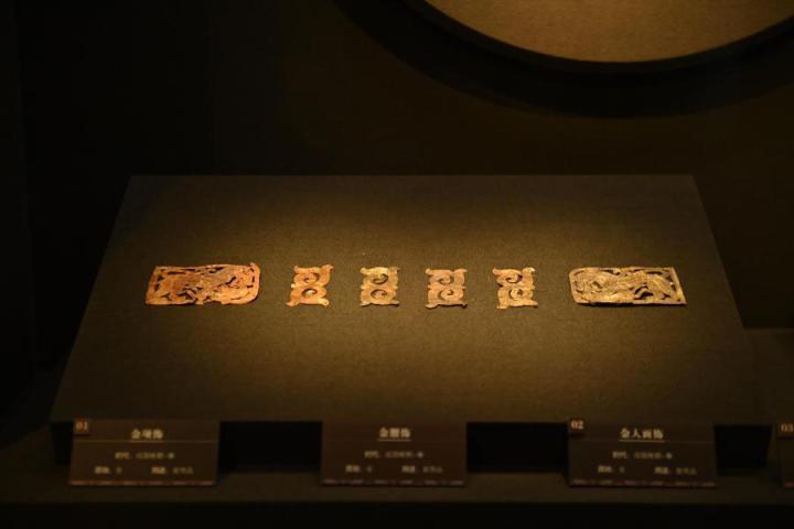 張家川縣馬家塬車輿博物館展陳的馬家塬遺址出土的金項飾、金腰飾、金人畫飾等。李亞龍 攝　　