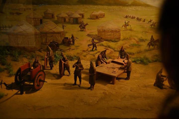在張家川縣馬家塬車輿博物館展陳的關(guān)于戰(zhàn)國西戎車輿制作過程的模型。李亞龍 攝