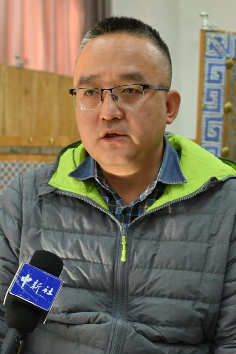 謝焱，甘肅省文物考古研究所副研究館員、考古研究二部主任、田野考古項目負責(zé)人。主持參與了張家川馬家塬戰(zhàn)國西戎墓地、臨潭磨溝齊家文化墓地等20多項考古調(diào)查、發(fā)掘工作，曾獲得中國國家文物局田野考古二、三等獎，“十二五”文物保護科學(xué)和技術(shù)創(chuàng)新二等獎等榮譽。