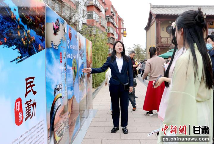 3月下旬，民勤縣在天水啟漢樓廣場舉行推介會，宣傳本地旅游資源和農(nóng)特優(yōu)產(chǎn)品。圖為工作人員向游客介紹民勤自然風(fēng)光、歷史文化。馬愛彬 攝
