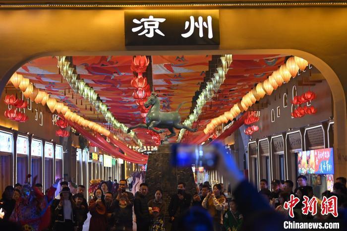 圖為游人拍攝煥然一新亮相的街區(qū)。李亞龍 攝</p><p>