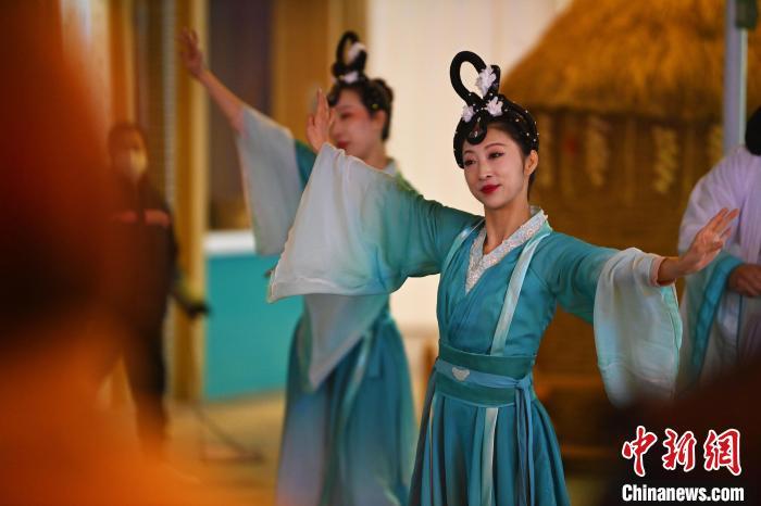 圖為工作人員進行舞蹈表演。李亞龍 攝</p><p>