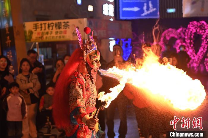 圖為工作人員進行雜耍表演。李亞龍 攝</p><p>