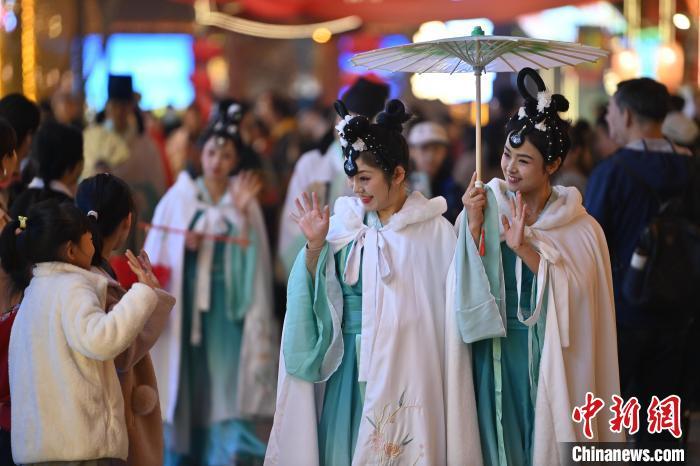 圖為街區(qū)人員著傳統(tǒng)服飾與游人互動。李亞龍 攝</p><p>